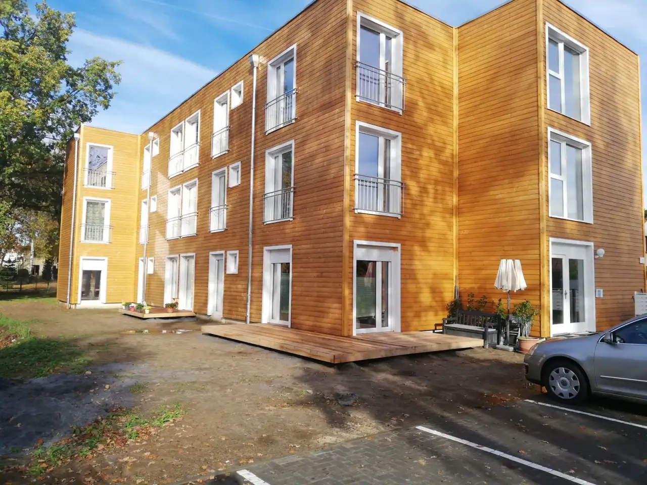 Senioren-Wohnanlage der BLS Group in Fredersdorf mit Holzfassade, Balkonen und Garten